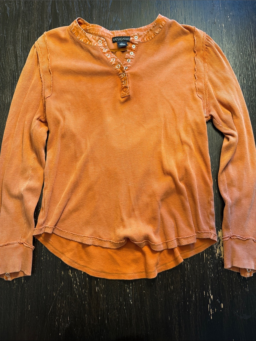 DESIGN365 Women's Rust Long-Sleeve Henley Top